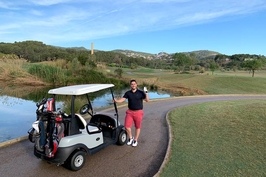 Dan tries his luck on the golf course